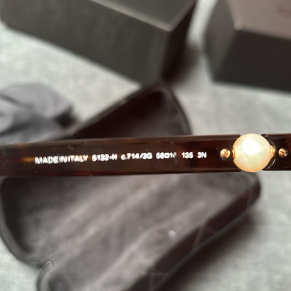 Chanel sunglasses with faux peal - Picture 5 of 12